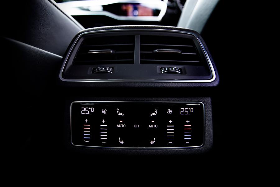 Детали интерьера Audi A6 40 TDI Avant (C8) 2019 года  (JP) (фото 7 из 18)